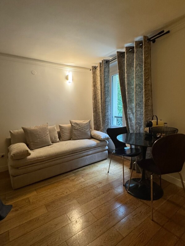 Living area - Vrbo Property (Paris)