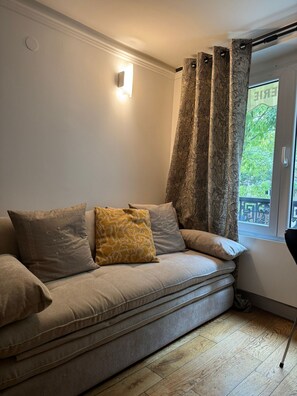 Living area - Vrbo Property (Paris)