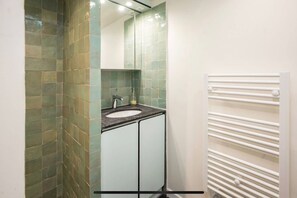Bathroom - Vrbo Property (Paris)