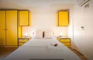 Room - Vrbo Property (Paris)