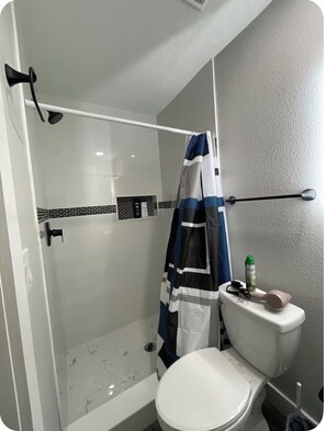 Hårføner, håndklær, såpe og toalettpapir