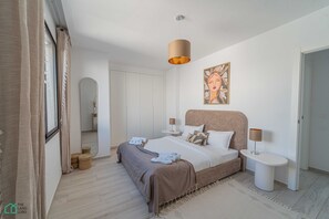 Ferros/tábuas de passar roupa, berço de viagem, roupa de cama