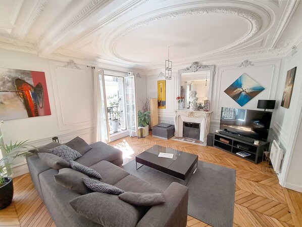 Living area - Vrbo Property (Paris)