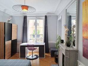 Room - Vrbo Property (Paris)