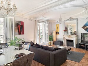 Living area - Vrbo Property (Paris)