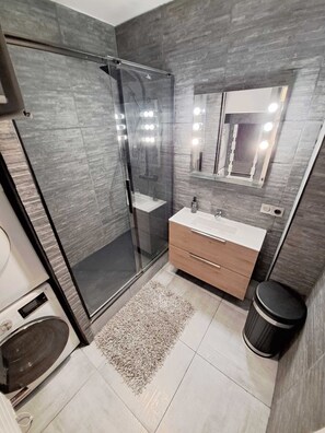 Bathroom - Vrbo Property (Paris)