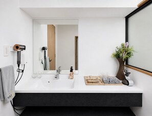 Hair dryer, bidet, towels, soap - Shokaen｜Private villa with Japanese-style garden overlooking the sea (南城市)