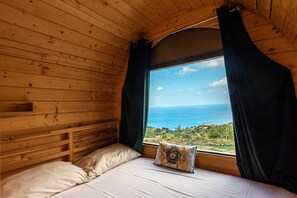 Tabla de planchar con plancha, wifi y ropa de cama 