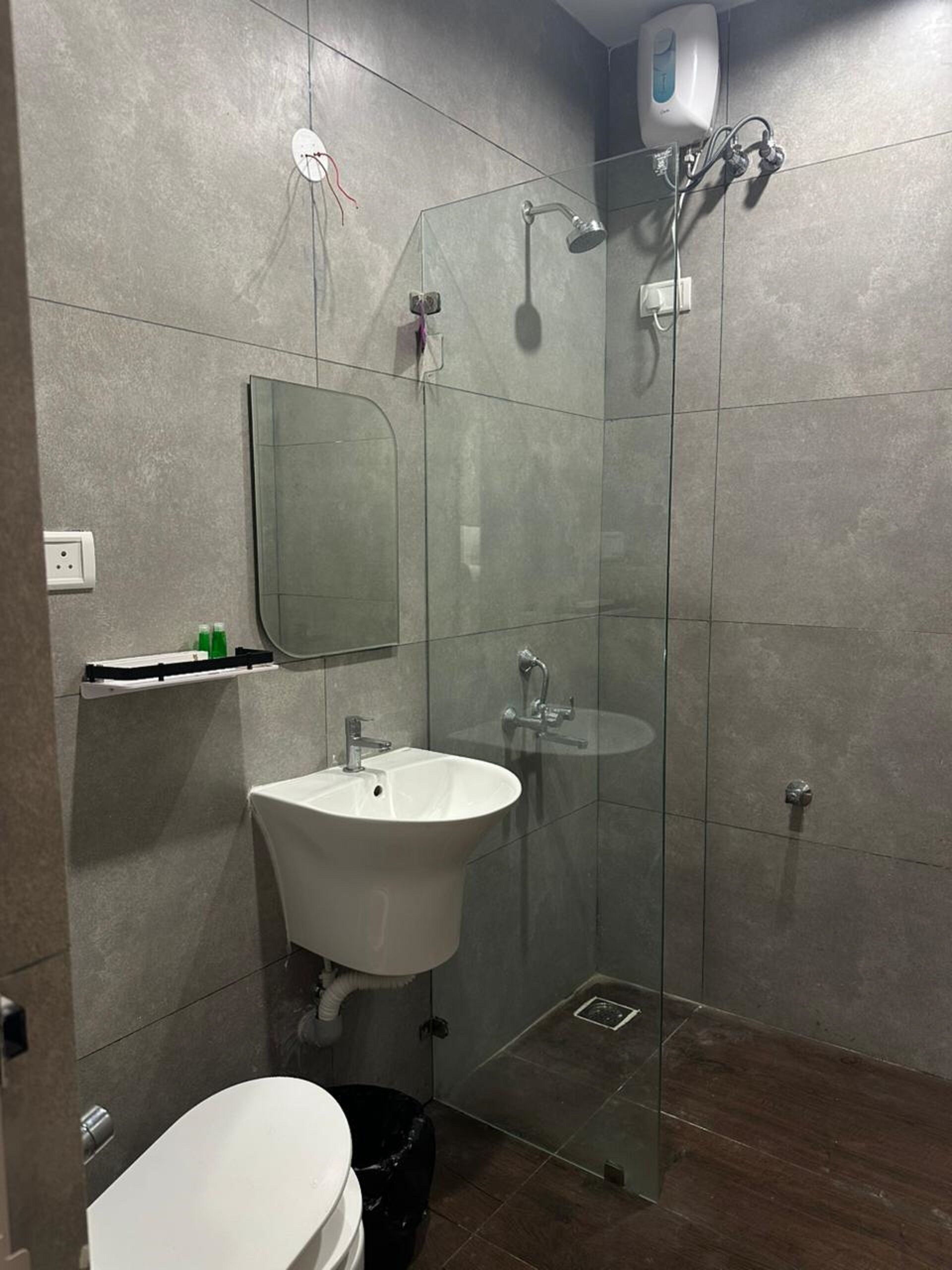 Duschwanne, Handtücher, Seife, Shampoo