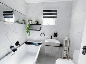 Apartemen, 2 kamar tidur, balkon | Kamar mandi