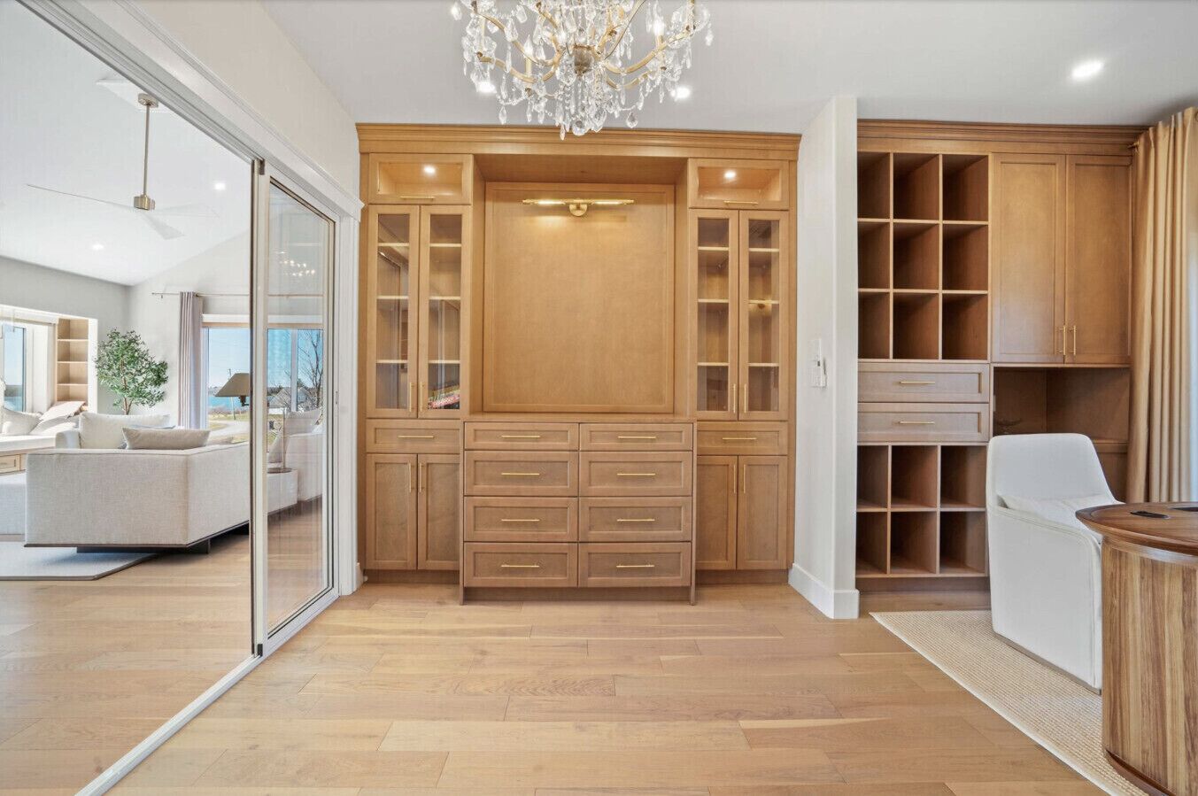 Un'ampia stanza con un grande armadio in legno, un lampadario e vista all'esterno.