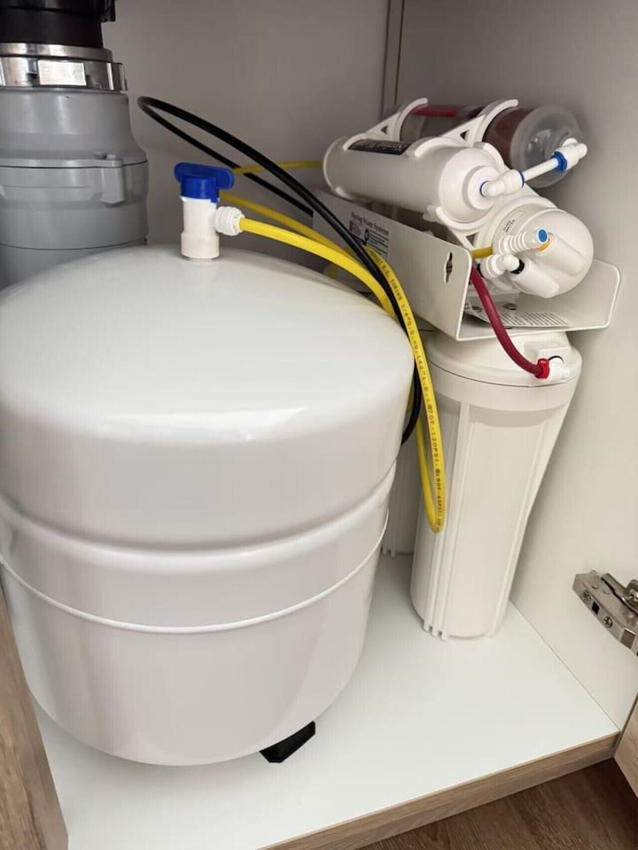 Un distributeur d’eau doté d’un grand réservoir blanc, d’un panneau de commande et de différents tuyaux.