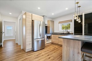 Fridge, microwave, oven, stovetop - Opulence Suite-luxury one-bedroom in hi-end neighborhood (Montague)