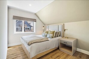 Desk, WiFi, bed sheets - Opulence Suite-luxury one-bedroom in hi-end neighborhood (Montague)