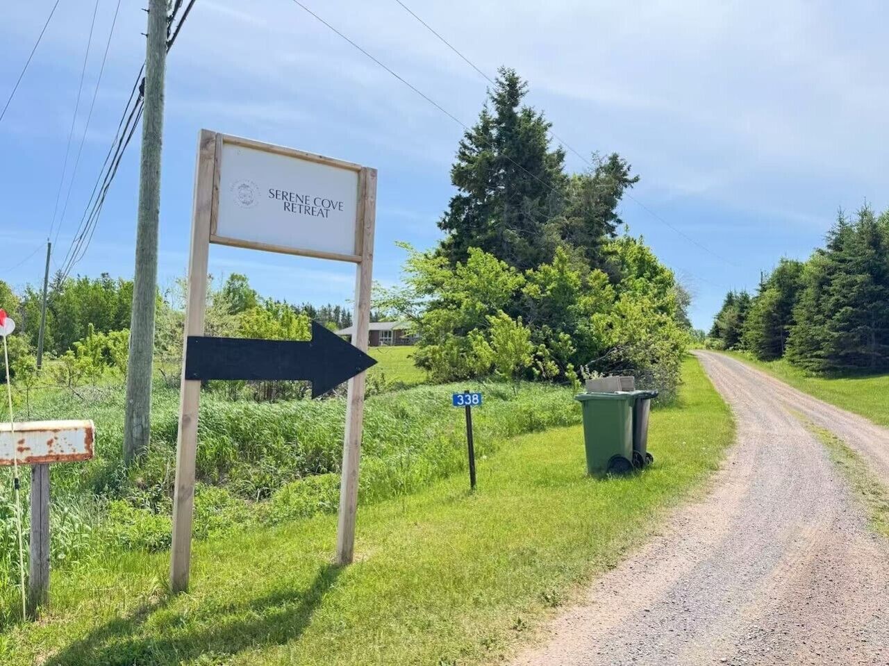 Un panneau indiquant le centre de bien-être Serene Cove, avec une flèche directionnelle, une route et la végétation environnante.