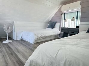 Room - Serene Cove Retreat Blue Cottage-overseeing beautiful Montague River and and peaceful harbor (Montague)