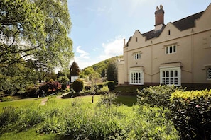 Property grounds - Host & Stay | Flat 2 Club Chambers (Great Malvern)