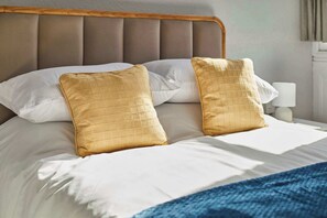 Tabla de planchar con plancha, wifi y ropa de cama 