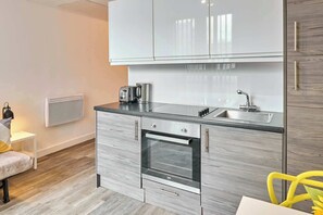 A modern kitchen with a built-in oven, a sink, and a toaster. - Host & Stay | Flat 3, 4 Leigh Street (Liverpool)