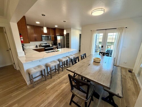King Beds • Lounge • Walk to Dining • Cantril House