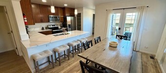 King Beds • Lounge • Walk to Dining • Cantril House