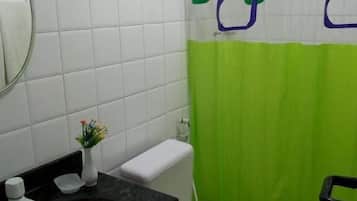 Produtos de toalete grátis, toalhas de banho, sabonete, papel higiênico