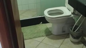 A bathroom with a toilet, a sink, and a trash bin. - Pousada e Restaurante do Recreio (Rio de Janeiro)