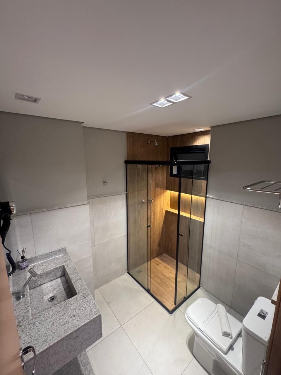 Standard Quadruple Room | Bathroom