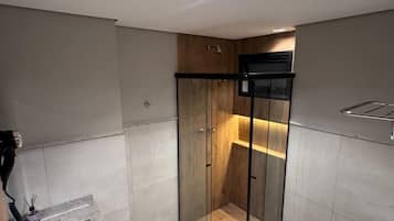 Standard Quadruple Room | Bathroom