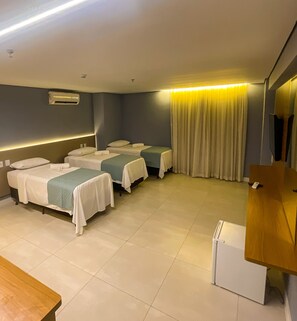 Desk, laptop workspace, free WiFi - HIMMA Hotel  (Aparecida)