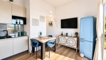 Fridge, oven, stovetop, coffee/tea maker