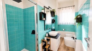 Shower, hair dryer, towels - Apartment 'Sole' with Sea View, Private Terrace and Air Conditioning (Cannigione)