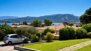 Property grounds - Apartment 'Sole' with Sea View, Private Terrace and Air Conditioning (Cannigione)