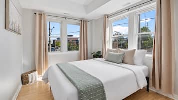 Escritorio, tabla de planchar con plancha, wifi y ropa de cama