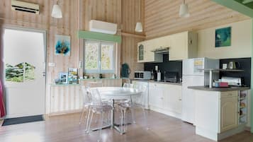 Réfrigérateur, micro-ondes, plaque de cuisson, lave-vaisselle