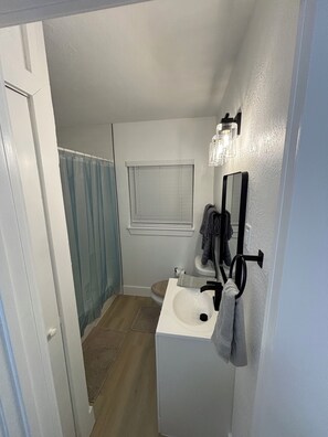Bathroom - Modern 2BR Near Downtown St. Pete & Beaches (St. Petersburg)