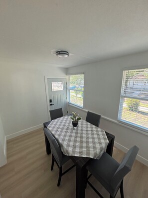 Dining - Modern 2BR Near Downtown St. Pete & Beaches (St. Petersburg)