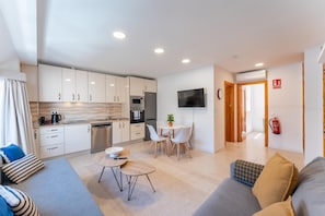 Eine moderne Wohnung mit Küche, Essbereich und Wohnzimmer.