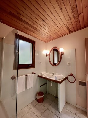 Bathroom - Guest Room 1 with Pool (Saint-Pompont)