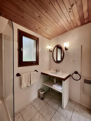Bathroom - Guest Room 2 with Pool (Saint-Pompont)