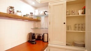 Coffee/tea maker, fridge, microwave, oven - Sonnenberg - Canal side & view - Private & Central (Amsterdam)