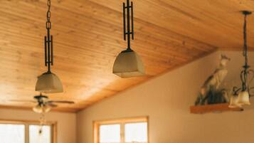 Une cuisine avec des meubles en bois, un îlot central et des luminaires suspendus.