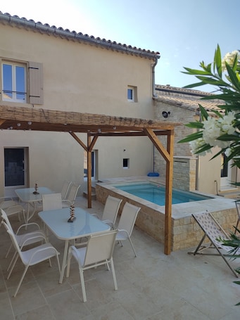 Outdoor dining. Gîte “La Paillère” with Shared Pool, Wi-Fi, and Air Conditioning