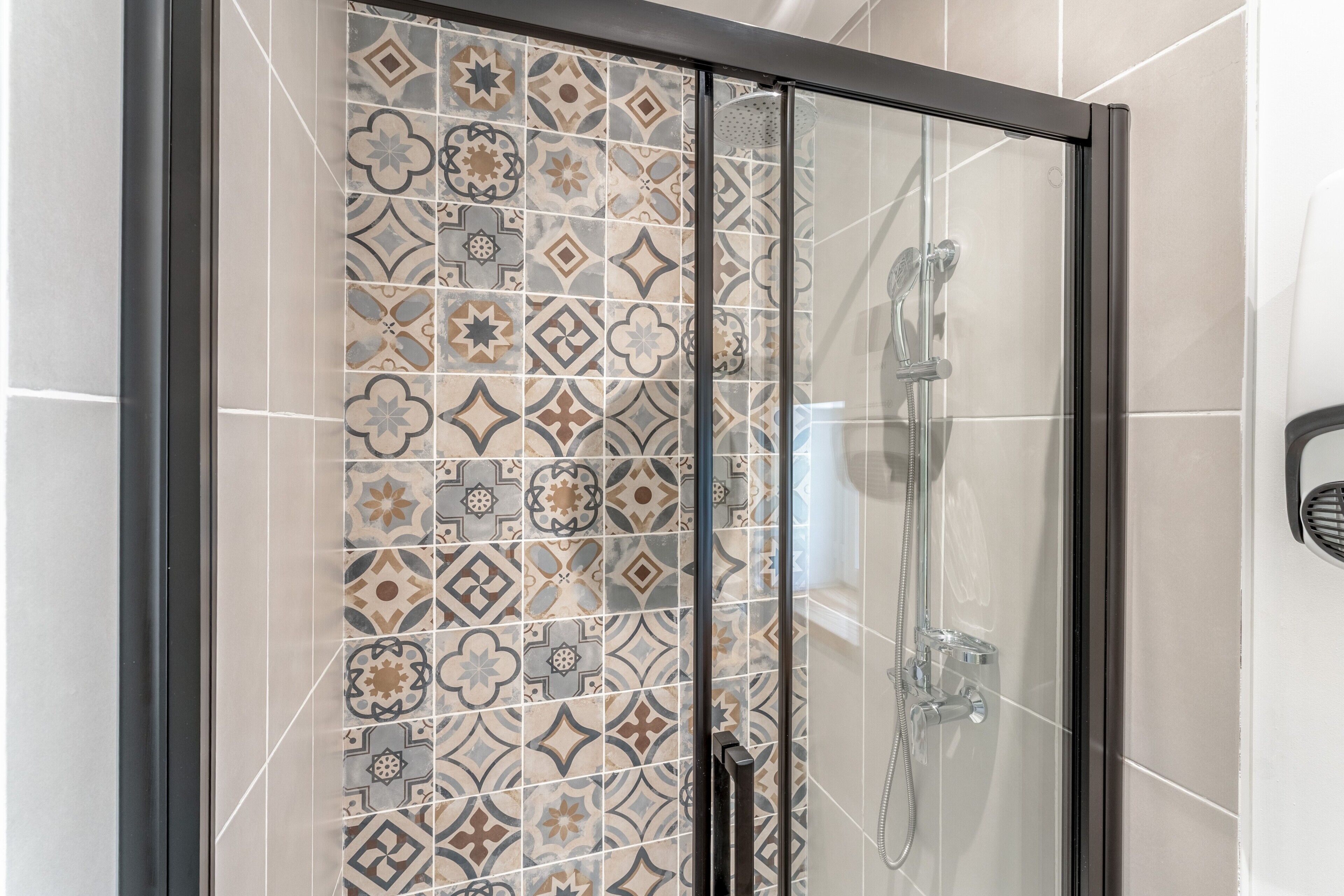 Shower, hair dryer, towels
