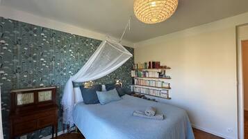 3 bedrooms, desk, iron/ironing board, free WiFi