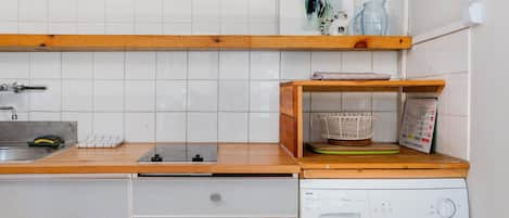 Coffee/tea maker, fridge, microwave, stovetop