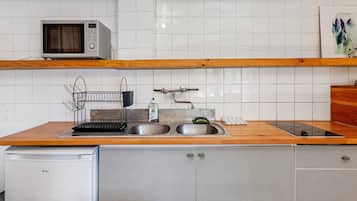 Een koffiezetapparaat/waterkoker, een koelkast, een microgolfoven