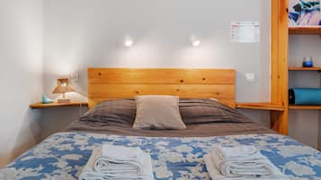 1 bedroom, bed sheets