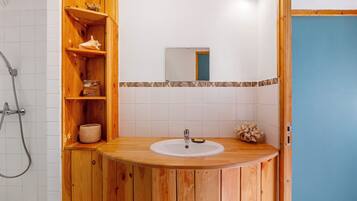 Een douche, handdoeken
