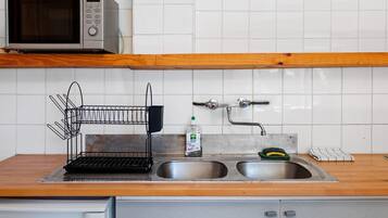 Cafetière/bouilloire, réfrigérateur, micro-ondes, plaque de cuisson